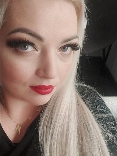 Milá Mia, Nové Zámky, 32 rokov