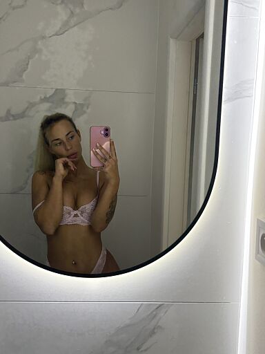 Sofi Hot Blonde, Levice, 22 rokov