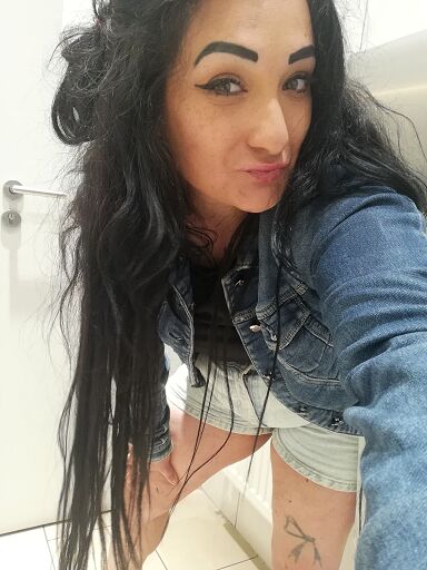 Stela Escort, Handlová, 26 rokov