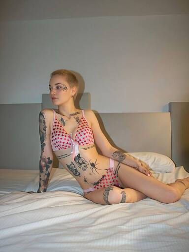 Dina, Bratislava - Staré Mesto, 19 rokov