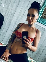 Jenn Cz, Bratislava - Nové Mesto, 28 rokov