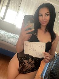 Lily Young, Nové Zámky, 22 rokov