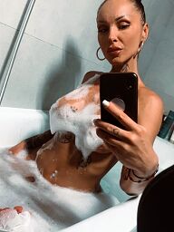Jenny Cz, Bratislava - Nové Mesto, 29 rokov